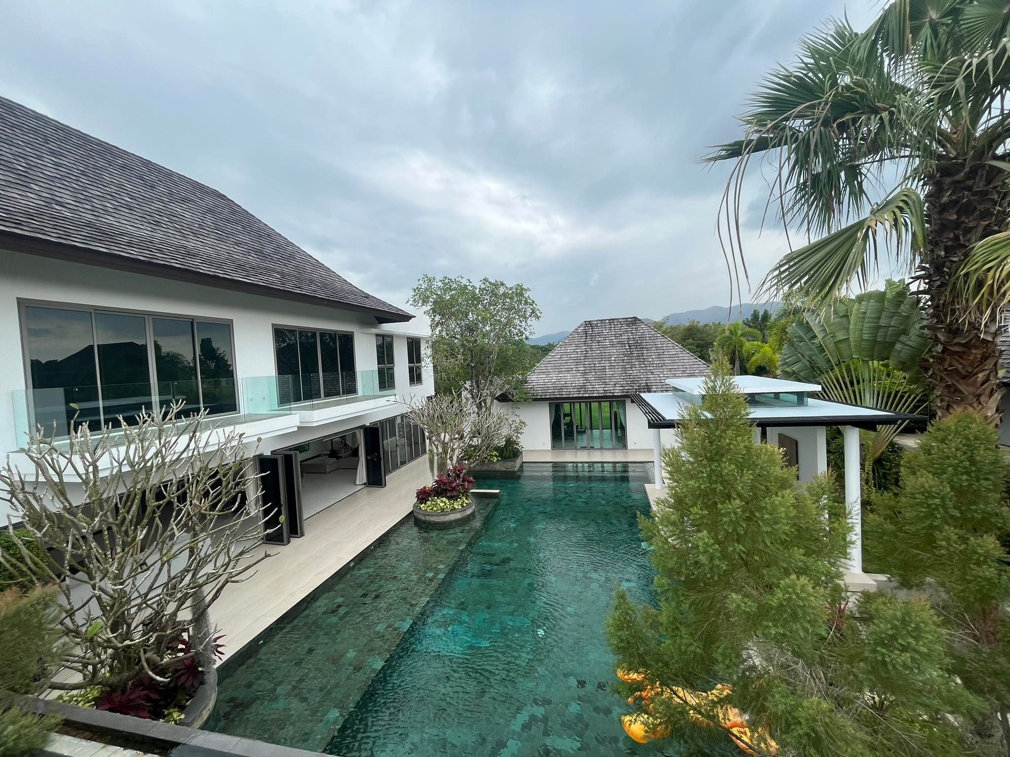 Huge 6-Bedroom Family Pool Villa in Popular Secured Estate